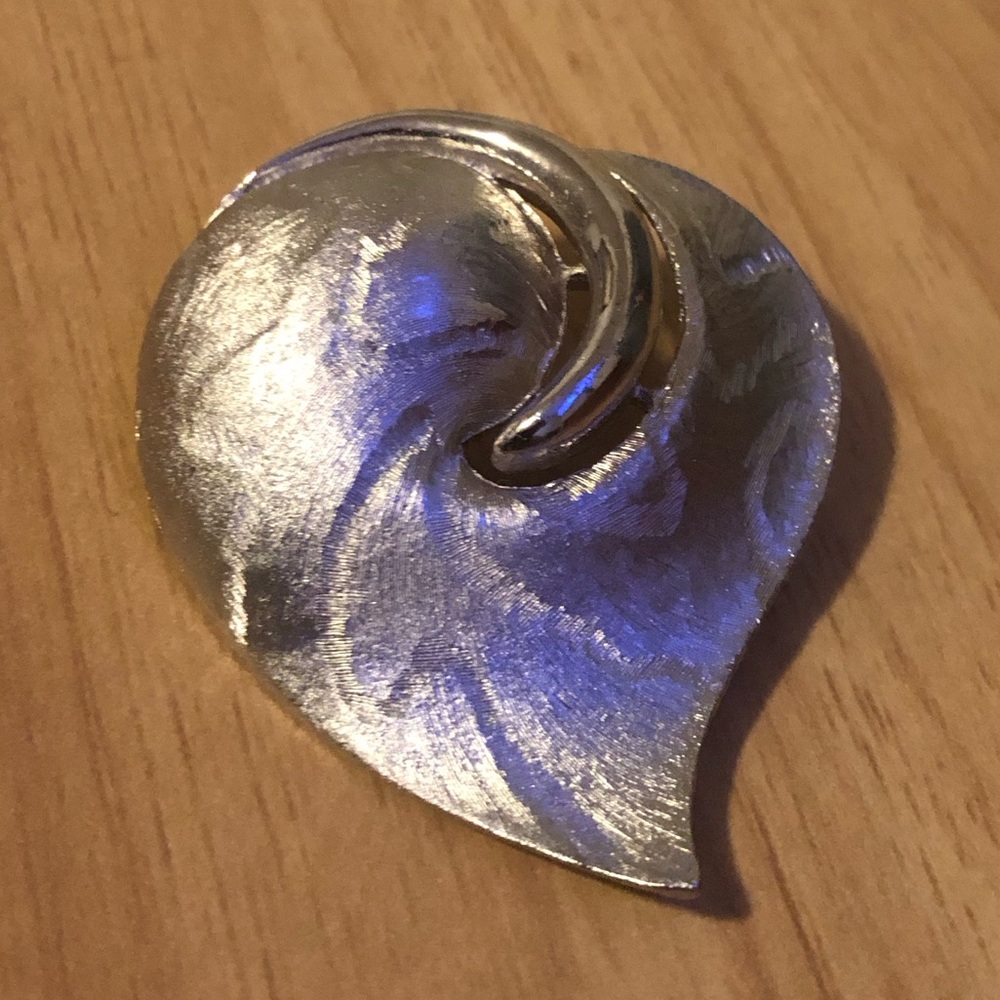 JJ -Jonette Jewelry Co - Vintage Heart Shaped, Brushed, Silver Tone, Brooch‎ Pin